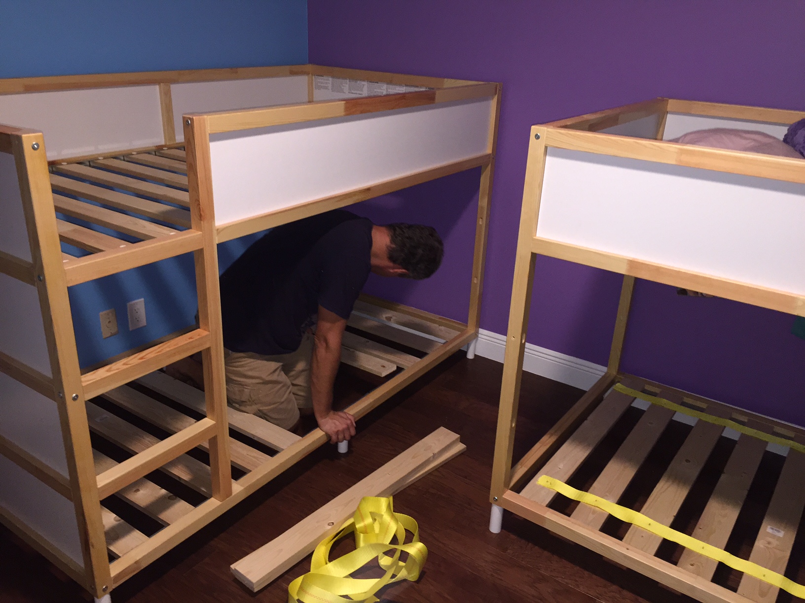 Спать на двухъярусной кровати. Кровать Кюра икеа. Двухъярусная кровать икеа Кюра. Двухъярусная кровать ikea kura. Ikea кровать детская двухъярусная.